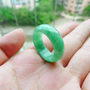 翡翠原石的癣图片玉指环戴哪个手指更好一些呢？有什么注意的地方吗   第1张
