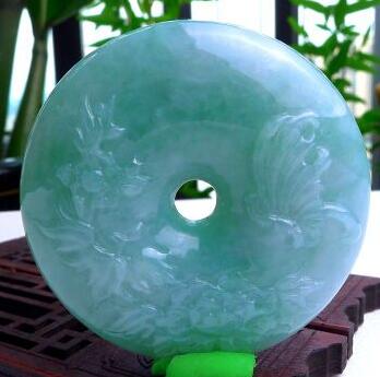 翡翠赌石翡翠玉石手镯如何看待翡翠镂花产品？ 