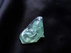 翡翠毛料报价表晴水背景色翡翠天使宝贝牌坠   第2张