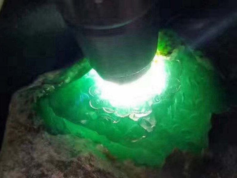 济南首饰批发市场如何辨别翡翠翡翠原石？ 