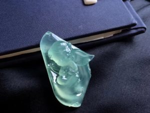 翡翠毛料报价表晴水背景色翡翠天使宝贝牌坠   第1张