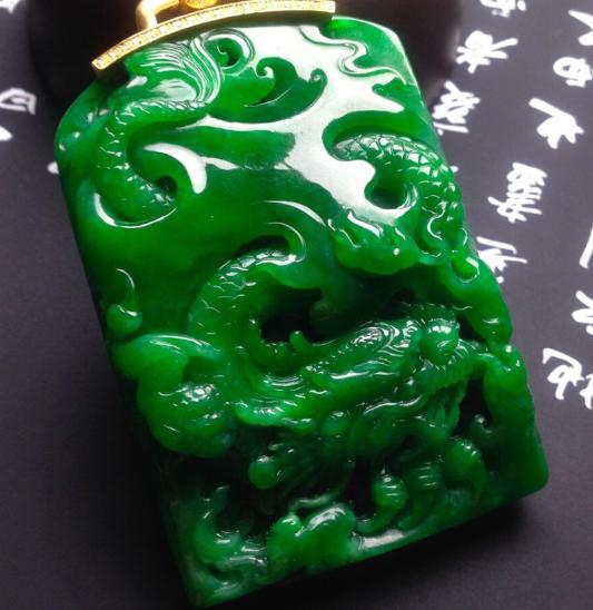 不必认为翡翠手雕就会有使用价值，它很有可能是在掩盖一道裂   第2张