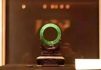 翡翠原石怎么好销售翡翠“手镯王”惊现苏富比拍卖会，估价一个亿   第6张