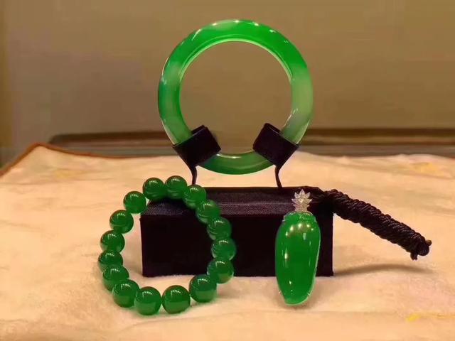 黑乌沙翡翠原石红锈斑斑特点几万，几十万的翡翠和几百万的，差别居然在这里！   第16张