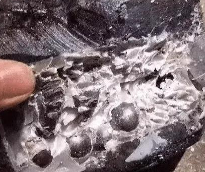 缅甸翡翠原石最大老板200万的翡翠原石切割导致刀片断裂，里面竟是钢珠螺丝钉   第4张