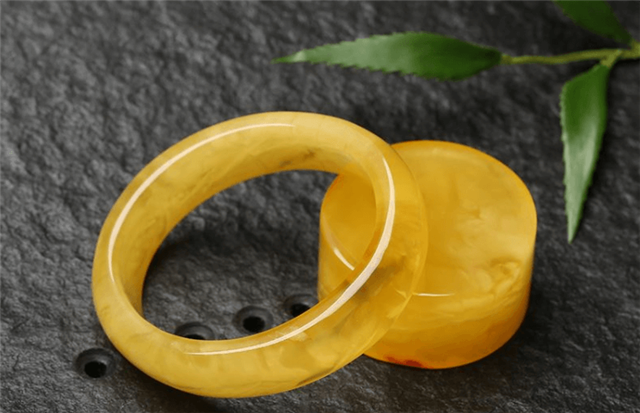 北京翡翠鉴定中心地址富贵戴双镯，拥有两只翡翠手镯到底要怎么戴？   第2张