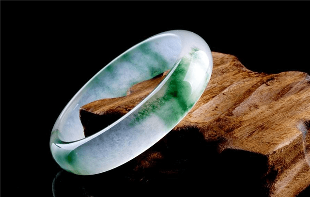 冰种翡翠手镯品质高颜色丰富，年轻女性更青睐无色！   第3张