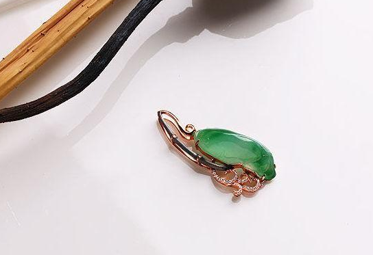 镶嵌饰品让翡翠尽显的绝世风华   第3张