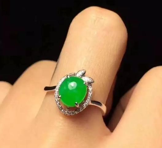 如何鉴别玉斧玉器翡翠价值逐渐上涨，背后的原因是不可再生   第8张