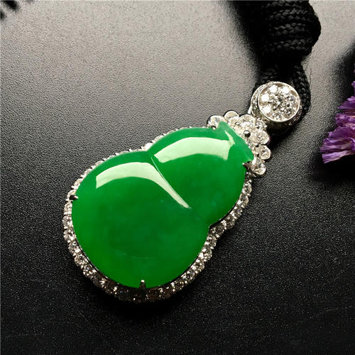 细糯满绿翡翠手镯价格高吗？选购翡翠有什么要点值得注意？   第2张