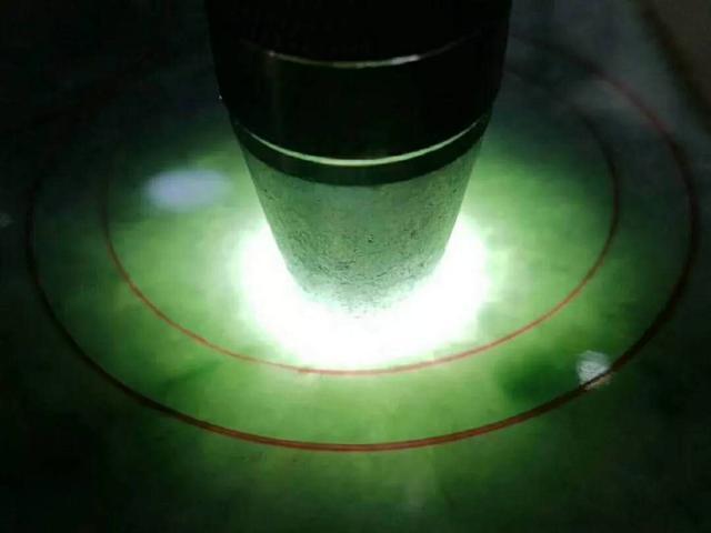 网友花重金买翡翠原石，交易不到五分钟毫不犹豫的就一刀切开！ (图文)   第3张