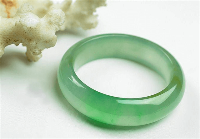 翡翠手镯那么好看，可以买几个每天换着戴吗？   第2张