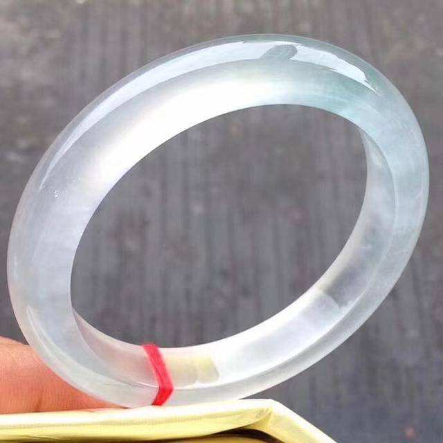 白冰翡翠手镯价格贵吗？我们来了解一下！   第2张