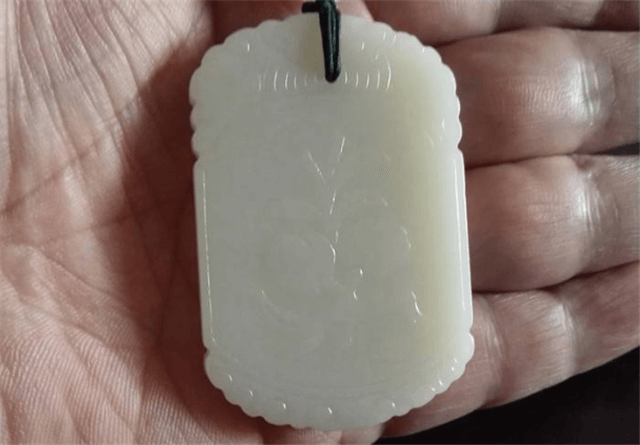 怎么买和田玉玉牌？行家手把手教你这些要点！   第2张