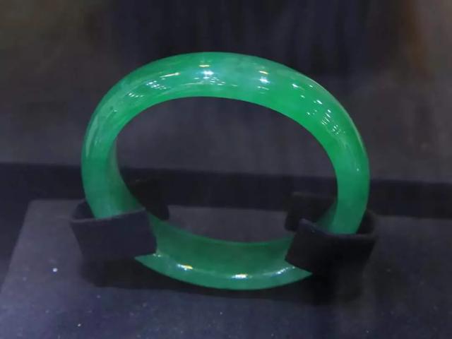 黑乌沙翡翠原石红锈斑斑特点几万，几十万的翡翠和几百万的，差别居然在这里！   第10张