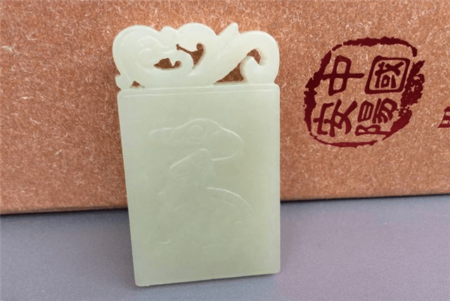 和田玉玉牌尺寸虽小，鉴赏要点可确实不少！   第2张