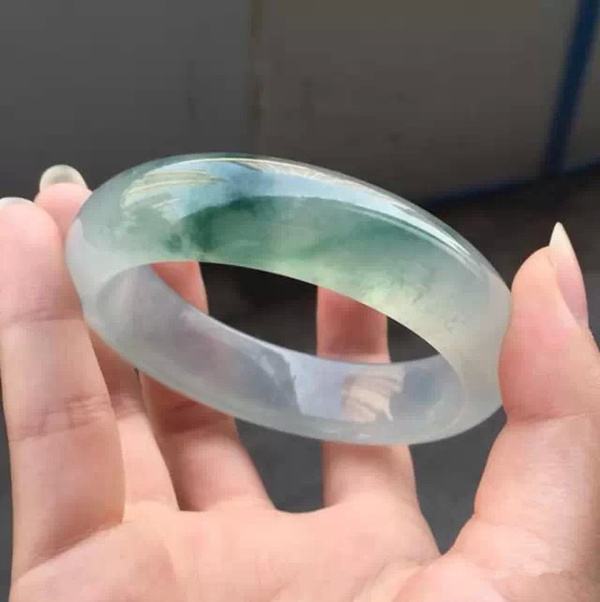 灰色翡翠手镯好不好翡翠高冰种翡翠挂件的价格   第2张