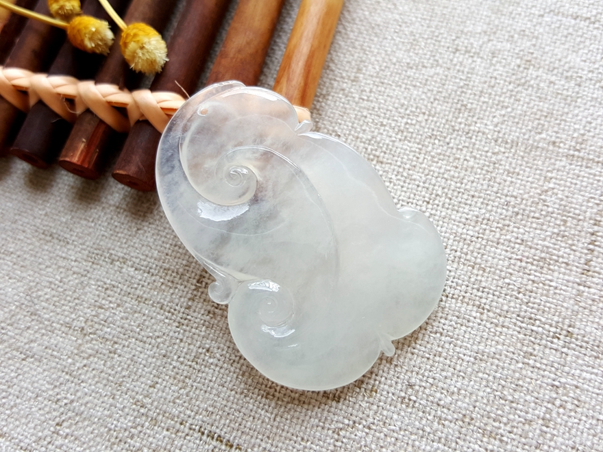 翡翠原石沟带白色冰糯种翡翠价格高吗？看完对白色冰糯种翡翠有新认识！   第3张