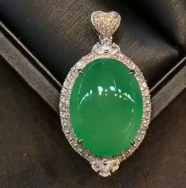 豆绿种翡翠手镯翡翠鉴赏：高冰、色辣！   第3张