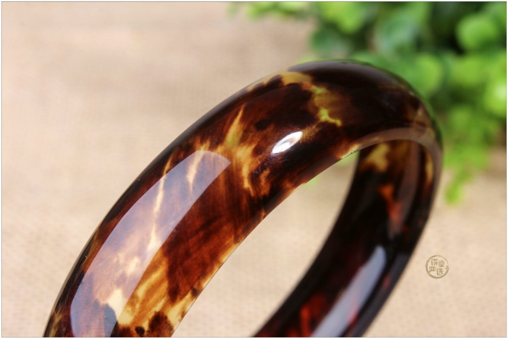 油绿翡翠玳瑁什么颜色好 玳瑁怎么挑   第2张