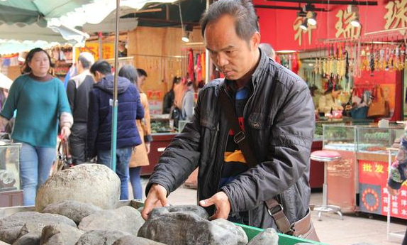 淘宝拍卖翡翠原石靠谱吗四十年前翡翠行业中的小故事不懂装懂，硬搞解玉   第2张