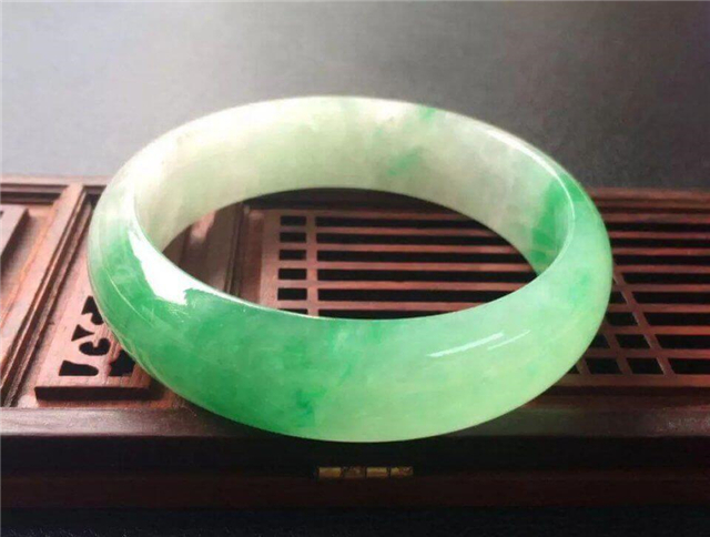 芙蓉种手镯为什么那么贵？购买芙蓉种手镯是选择颜色，还是种水好呢？   第3张