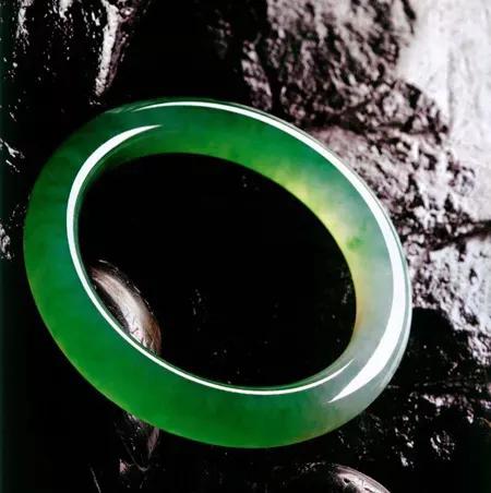 黑乌沙翡翠原石红锈斑斑特点几万，几十万的翡翠和几百万的，差别居然在这里！   第11张