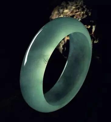 黑乌沙翡翠原石红锈斑斑特点几万，几十万的翡翠和几百万的，差别居然在这里！   第12张