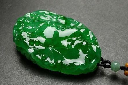 翡翠猪价格如何鉴别翡翠染色 染色翡翠有什么特征   第3张