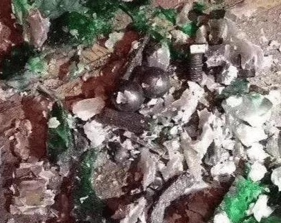 缅甸翡翠原石最大老板200万的翡翠原石切割导致刀片断裂，里面竟是钢珠螺丝钉   第6张