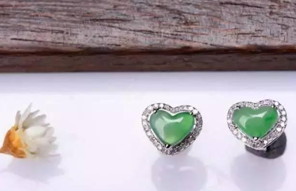 一千块钱翡翠手镯看脸型买什么样的翡翠搭配   第8张