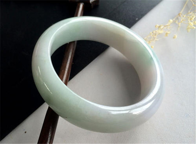 翡翠手镯女款干白种翡翠手镯的价格高吗？购买手镯误区你知道吗？可别掉下去！   第2张