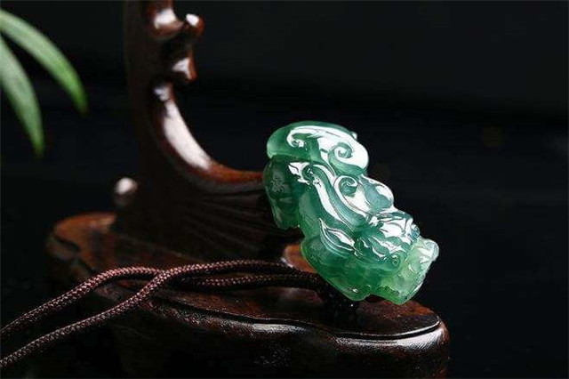 假冰种玻璃种翡翠图片a货绿翡翠貔貅的价格是多少？影响翡翠貔貅价格的因素有哪些？   第2张