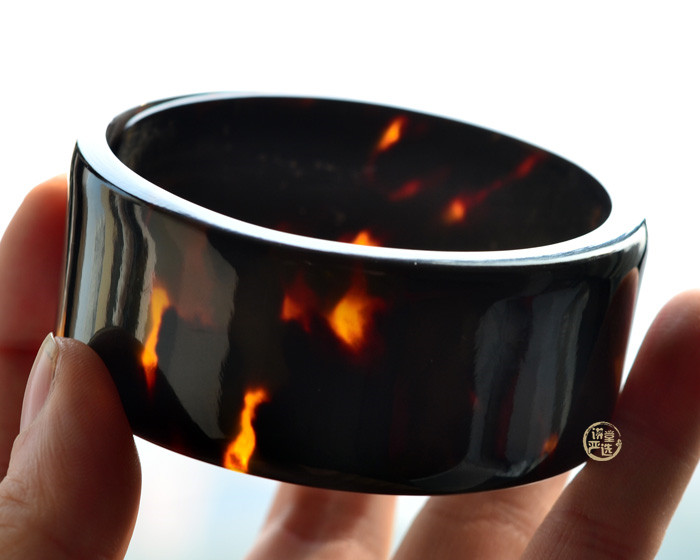 油绿翡翠玳瑁什么颜色好 玳瑁怎么挑   第4张