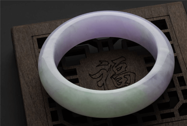 翡翠吊坠器日记翡翠手镯都有哪些颜色？春带彩翡翠手镯是什么颜色？   第2张