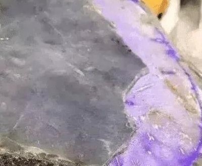 缅甸翡翠原石最大老板200万的翡翠原石切割导致刀片断裂，里面竟是钢珠螺丝钉   第9张