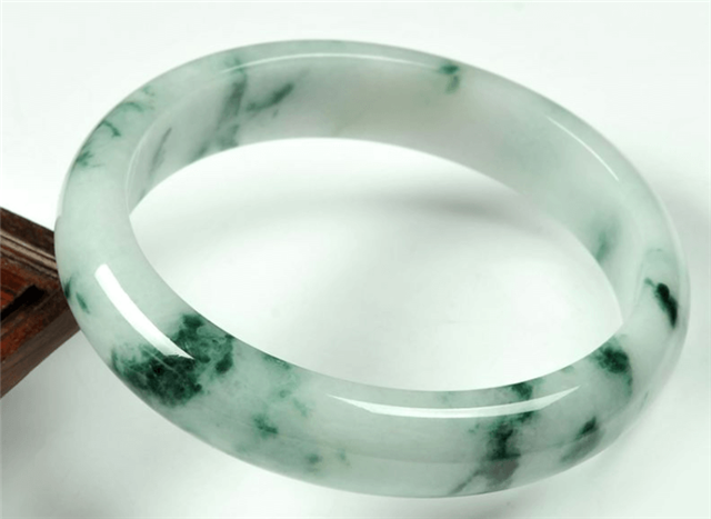 翡翠手镯那么好看，可以买几个每天换着戴吗？   第3张