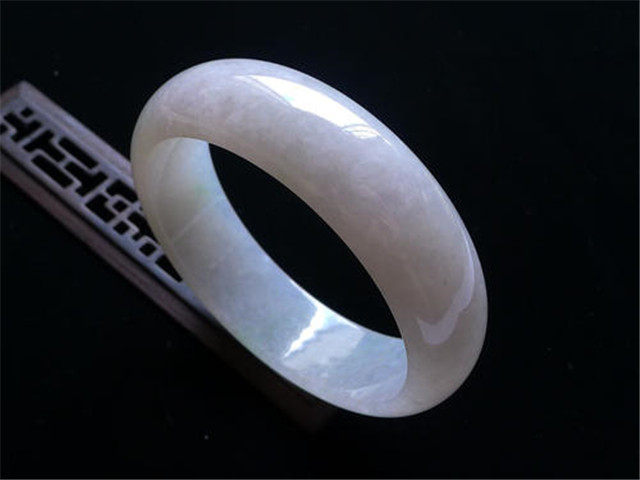 翡翠手镯女款干白种翡翠手镯的价格高吗？购买手镯误区你知道吗？可别掉下去！   第3张