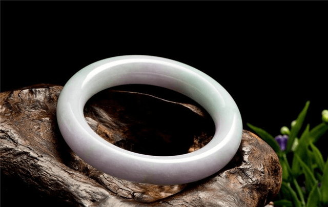 蓝水翡翠变种翡翠手镯戴在哪只手？和个人生活习惯有很大关系   第2张