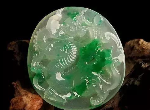 冰种白冰翡翠看了翡翠与和田玉的区别，知道应该选择翡翠还是和田玉了吗？   第4张