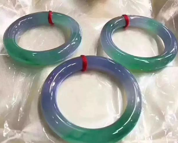 翡翠原石怎么好销售翡翠“手镯王”惊现苏富比拍卖会，估价一个亿   第12张