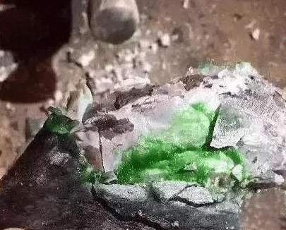 缅甸翡翠原石最大老板200万的翡翠原石切割导致刀片断裂，里面竟是钢珠螺丝钉   第2张