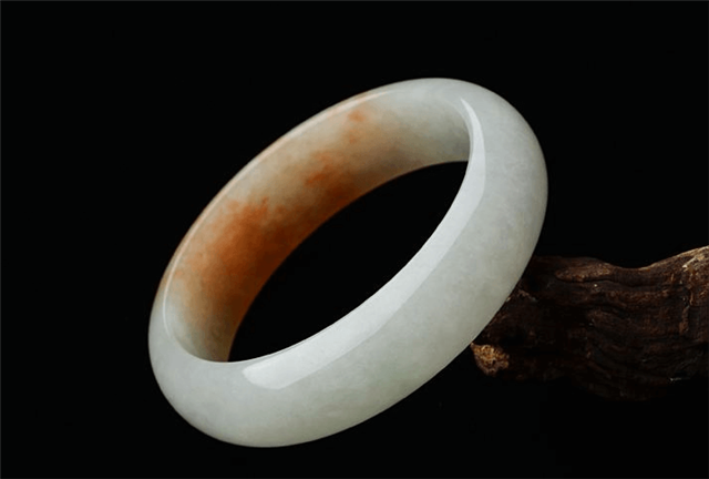 翡翠吊坠器日记翡翠手镯都有哪些颜色？春带彩翡翠手镯是什么颜色？   第3张