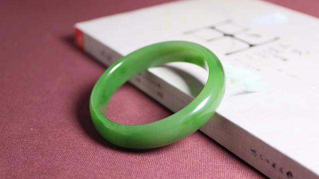 冰种白冰翡翠看了翡翠与和田玉的区别，知道应该选择翡翠还是和田玉了吗？   第2张