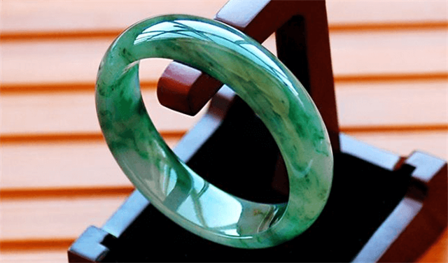 翡翠是不是有绿就贵呀？让我们一起来探讨一下！   第2张