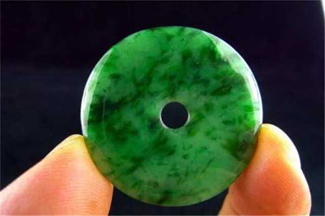 满绿花青翡翠值钱吗？如何分辨花青翡翠和铁龙生翡翠？   第2张
