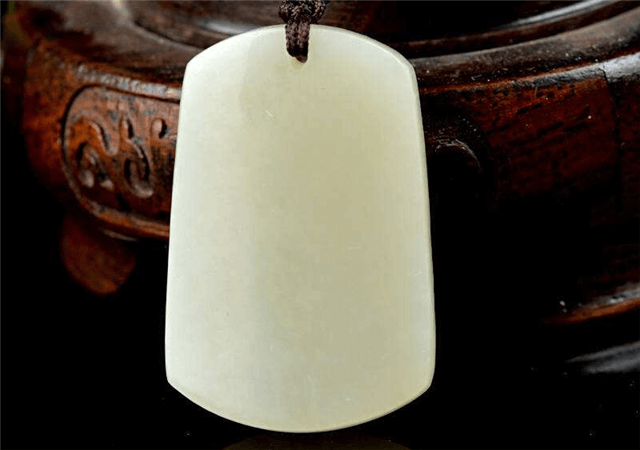 翡翠手镯五万元和田玉无事牌如何挑选？看似简单其实也要用心！   第2张