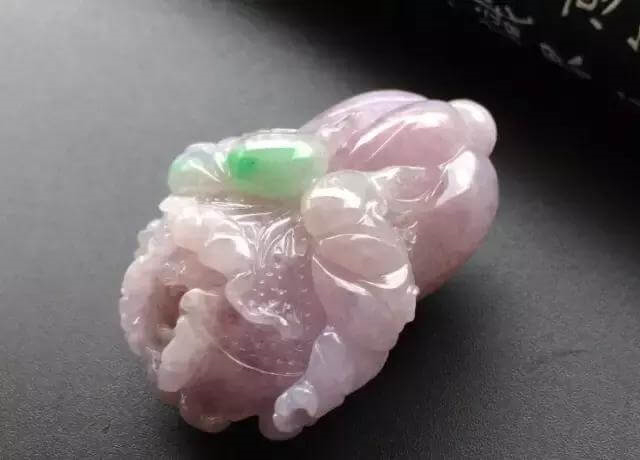 翡翠手镯涂油保养春带彩翡翠吊坠值钱吗？这篇文章告诉你！   第3张