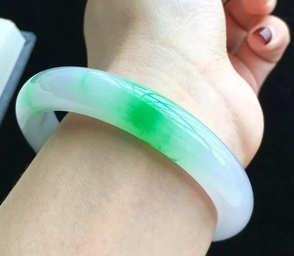 如何鉴别玉斧玉器翡翠价值逐渐上涨，背后的原因是不可再生   第7张