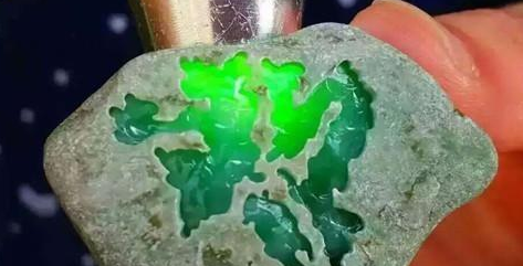 翡翠古董手镯的价格懂得了翡翠赌石的“十不信”，你还会傻傻的赌原石吗   第3张